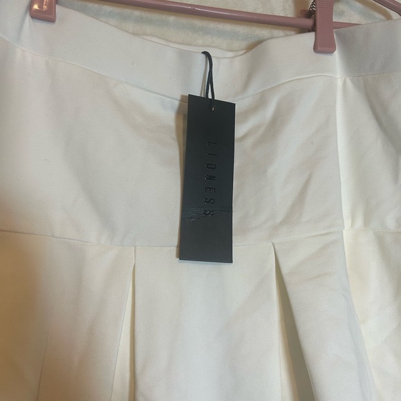 Pleated White Mini Skirt - Picture 4 of 5